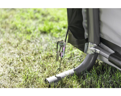 Detail van een tent met spanmechanisme en stalen frame op gras