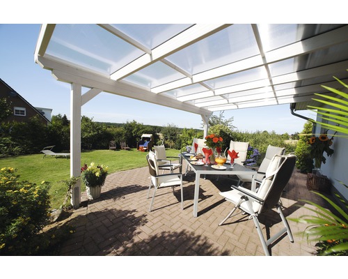 Overdekt terras met tafel, stoelen en uitzicht op de tuin