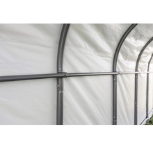 Detailopname van een tuinkas met metalen frame en lichtdoorlatende folie
