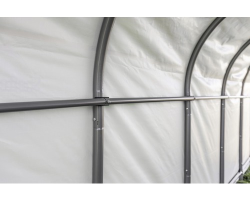 Detailopname van een tuinkas met metalen frame en lichtdoorlatende folie