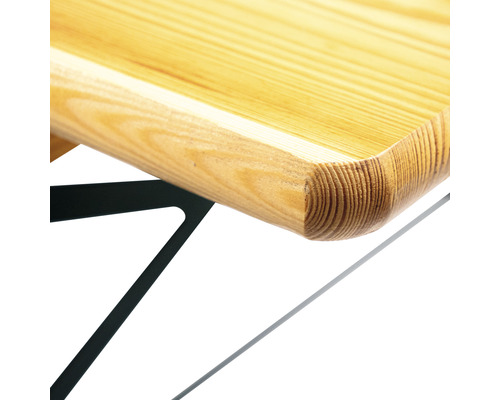 Detailopname van een houten tafelblad met afgeronde rand en metalen frame