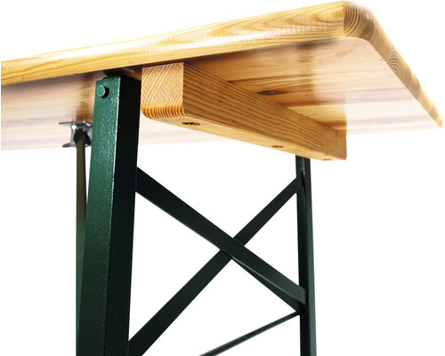 Detailopname van een biertafel met houten blad en metalen frame