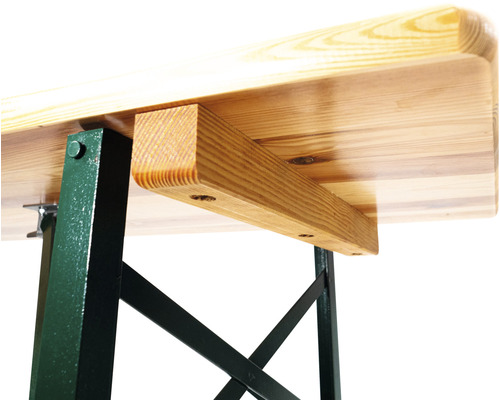 Detailopname van een houten biertafelbank met een groen metalen frame