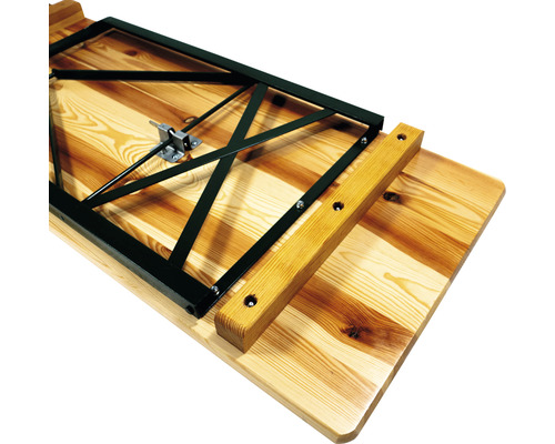 Detailopname van een biertafel met houten blad en zwart metalen frame