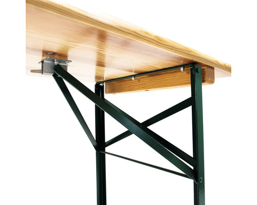 Detailopname van een biertafel met metalen frame en houten blad