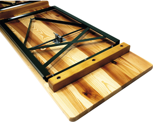 Detailopname van een biertafel met metalen frame en houten blad
