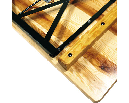 Detail van een biertafel met metalen onderstel en houten blad