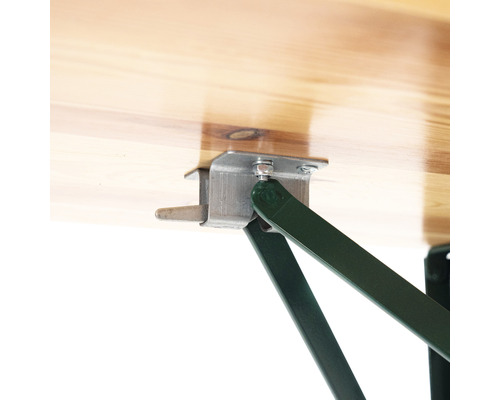 Detailopname van tafelpootbevestiging aan een houten tafel.