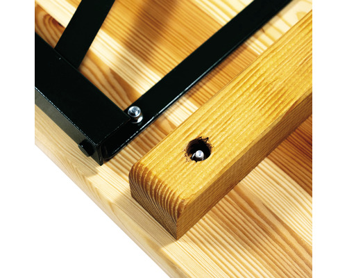 Detailopname houten tafelblad met metalen frame