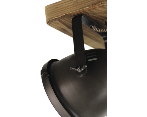 Detail van een plafondlamp met hout en metalen elementen