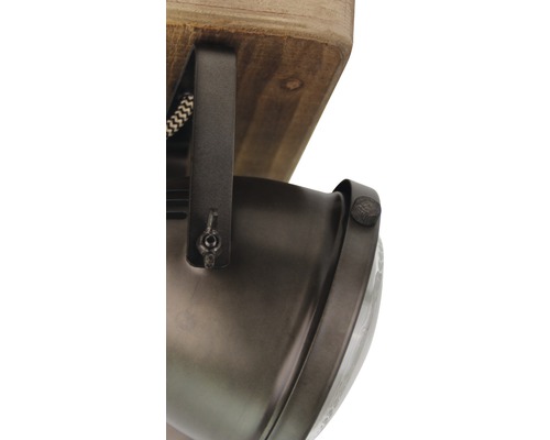 Detailopname van een plafondlamp met metalen elementen en een houten beugel