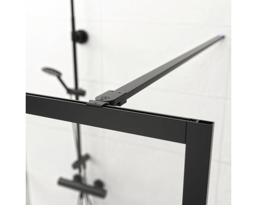 Detail van een douchecabine met stabilisatiestang