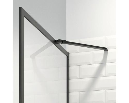 Detailopname van een douchewand met stabilisatiestang