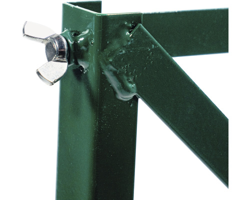 Detailopname van een groene metalen beugel met een vleugelmoer