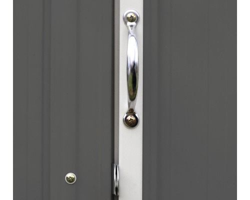 Detail van een tuinhuisdeur met handgreep en sluiting