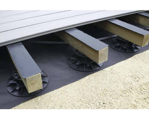 Constructie van een terras met houten onderconstructie, bescherming en verstelbare poten