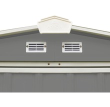 Detailaanzicht van een tuinhuis met ventilatieroosters en het Arrow Logo