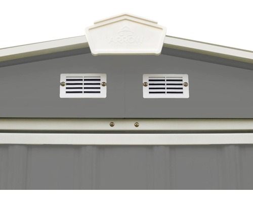 Detailaanzicht van een tuinhuis met ventilatieroosters en het Arrow Logo