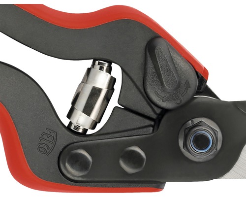 Detailopname van een tuinschaar met veermechanisme en instelvoorziening.