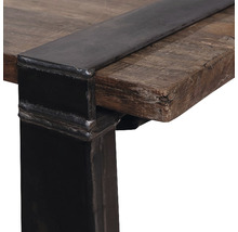 Detailweergave van een tafel met houten blad en metalen frame