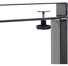 Detailopname van een tafel met stelschroef voor hoogteverstelling