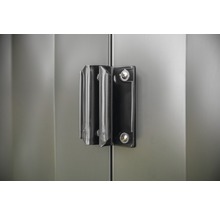 Detail van een zwarte deurgreep op een metalen deur