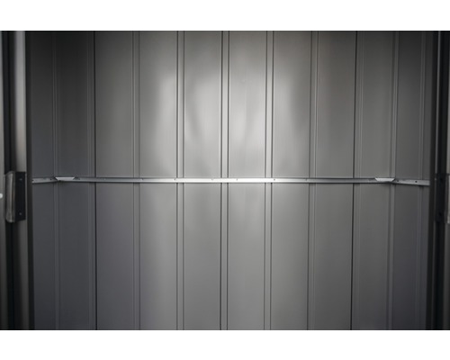 Binnenaanzicht van een tuinhuis met metalen wand en versteviging