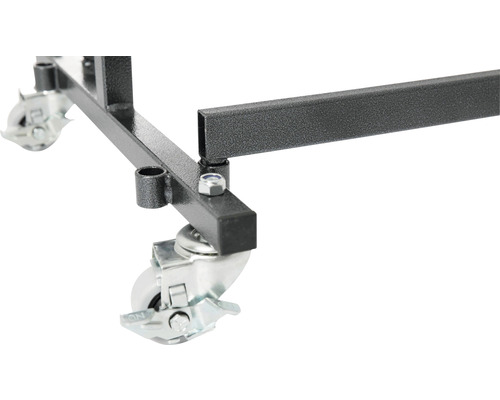 Gedetailleerde opname van een transportwagen met wielen.