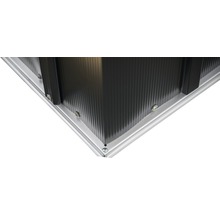 Hoekdetail van een tuinhuis met aluminium frame en schroeven