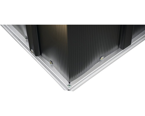 Hoekdetail van een tuinhuis met aluminium frame en schroeven