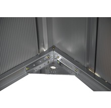 Detailopname van de hoekverbinding van een metalen tuinhuis met schroeven