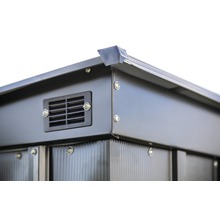 Detail van een tuinhuis met ventilatierooster
