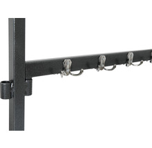Detailopname van een kledingrek met meerdere metalen haken