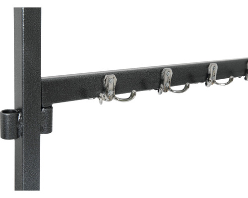Detailopname van een kledingrek met meerdere metalen haken