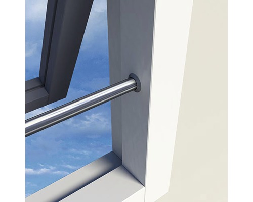 Dakvenster met metalen stang voor bediening