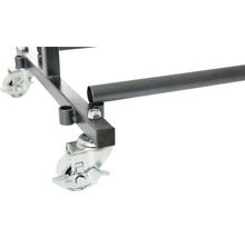 Detailopname van een rollende standaard met wielen en metalen frame