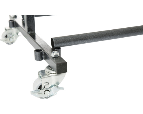 Detailopname van een rollende standaard met wielen en metalen frame