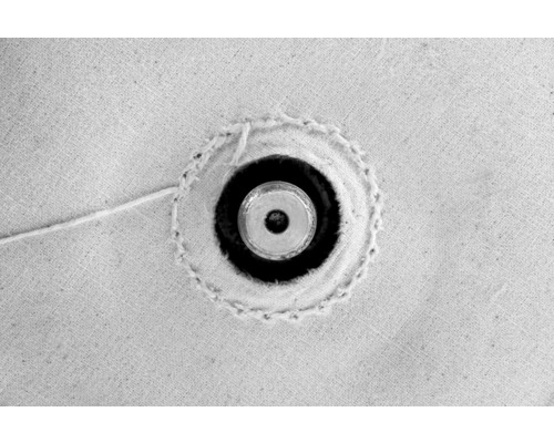 Drukknopsluiting bevestigd aan stof