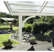 Gedetailleerd aanzicht van een terrasoverkapping met wit frame en transparant dak in een tuin.
