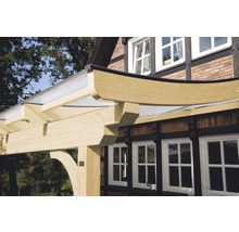 Houten terras met polycarbonaat overkapping aan een huis