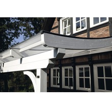 Detailopname van een houten terrasoverkapping met transparant dak