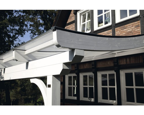 Detailopname van een houten terrasoverkapping met transparant dak