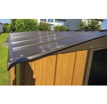 Detail van een tuinhuis met metalen dak en houten wand