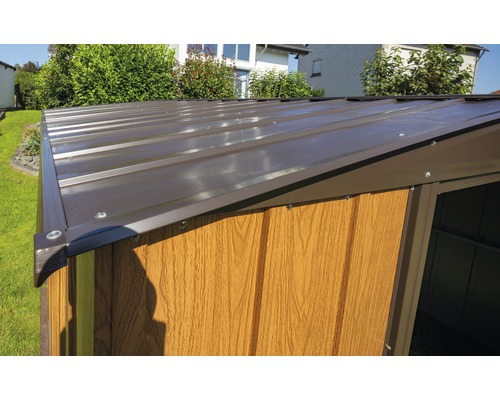 Detail van een tuinhuis met metalen dak en houten wand