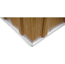 Hoekweergave van een gemonteerd paneel met houtdecor en verbindingsrails