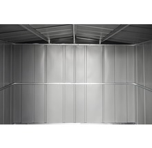 Binnenaanzicht van een tuinhuis met metalen wanden en dakconstructie.