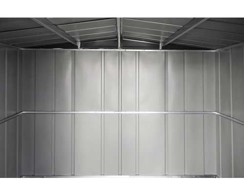 Binnenaanzicht van een tuinhuis met metalen wanden en dakconstructie.