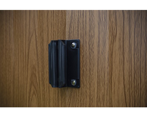 Zwarte houder voor infraroodcabines op een houten wand