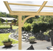 Detailopname van een houten pergola met transparant dak en gebogen stijlen in een tuin