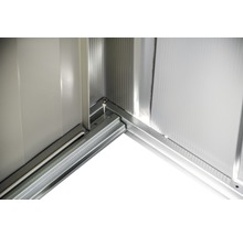 Detailopname van de hoekverbinding van een metalen tuinhuisconstructie